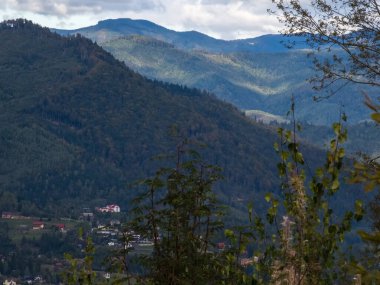 Ukraynalı Karpatlar 'daki dağ sırasının manzarası