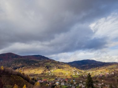 Sonbaharda güzel dağ manzarası