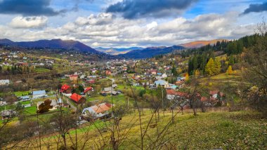 Dağlardaki köy. Sonbahar dağlarının ve köyün güzel manzarası