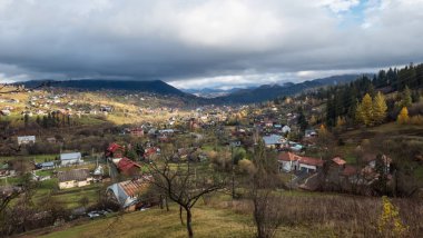 Ukrayna 'daki Karpatların güzel sonbahar manzarası