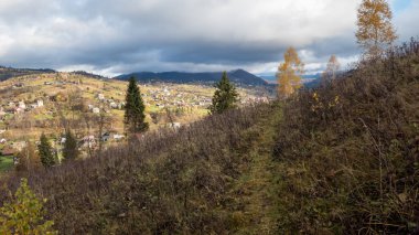 Karpat Dağlarının güzel sonbahar manzarası
