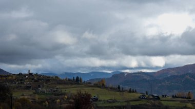 Dağlarla güzel bir manzara.