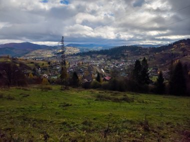 Karpat dağlarındaki köy manzarası