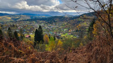 Sonbahar köyünün güzel manzarası