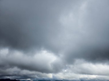 Gökyüzünde kara fırtına bulutları