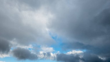 Mavi gökyüzünde kara bulutlar