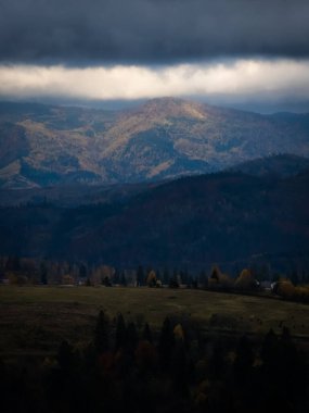 Sonbaharda bulutlu bir günün güzel bir çekimi.