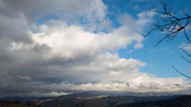 Dağları ve bulutları olan güzel bir manzara