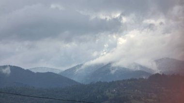 Sabahleyin dağların manzarası