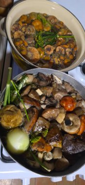 Mantarlı ve sebzeli kızarmış tavuk.