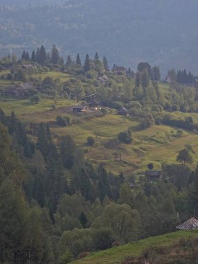 Arka planda dağ köyü olan güzel bir manzara.