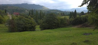 Dağ sırası olan güzel bir manzara.