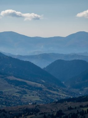 Dağları ve mavi gökyüzü olan güzel bir manzara.