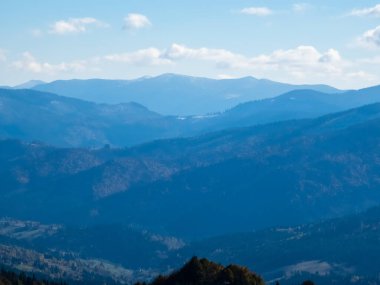 Ormandaki güzel dağlar ve mavi gökyüzü