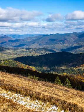 Dağları ve bulutları olan güzel bir manzara