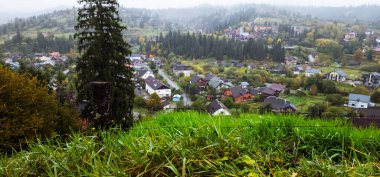 Karpat dağlarındaki bir köyün sonbahar manzarası.