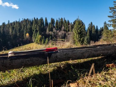 Dağın tepesinde ahşap bir bank.