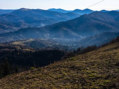 Renkli ağaçlarla dolu güzel sonbahar manzarası.