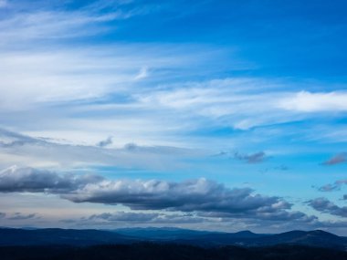 Bulutlu mavi gökyüzü, doğa manzarası