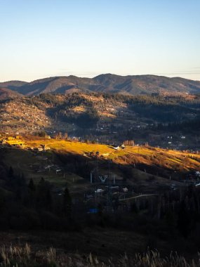 Dağları ve ormanı olan güzel bir manzara.