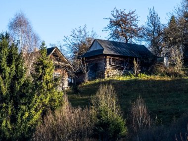 Dağlarda ahşap bir ev