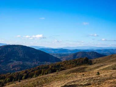 Dağları ve tepeleri olan güzel bir manzara.
