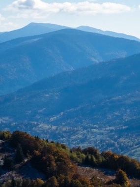Perila, İspanya yakınlarındaki RSA bölgesinin dağlık tepelerinin muhteşem sonbahar manzarası.