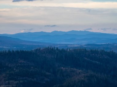 Dağlardaki yüksek açılı bir tepenin görüntüsü