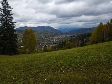 Sonbahar mevsiminde Karpat dağlarının güzel manzarası