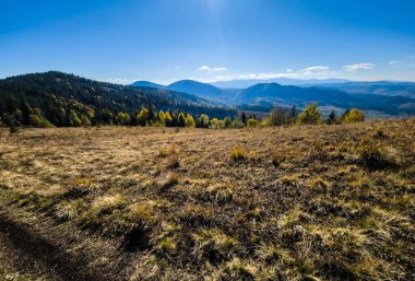 Dağlarda bir dağla sonbahar manzarası