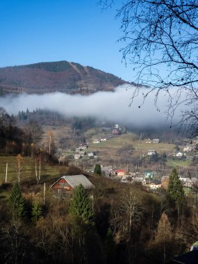 Köydeki dağlarla güzel bir manzara.