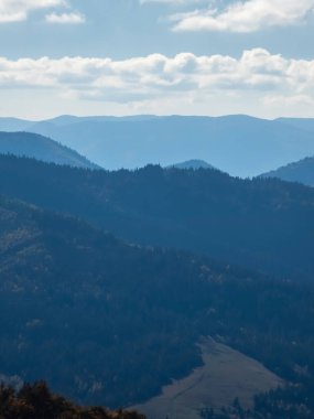Dağlardaki tepelerin manzarası