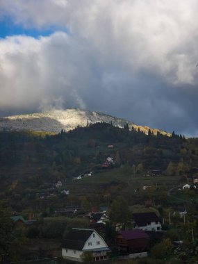 Karla kaplı güzel bir dağ manzarası.