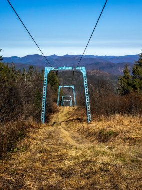 Dağdaki ahşap bir arabanın dikey görüntüsü