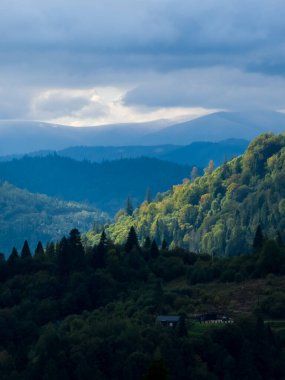 Dağları ve mavi gökyüzü olan güzel bir manzara.