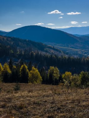 Güzel bir dağla sonbahar manzarası