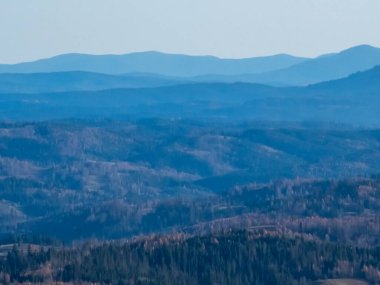 Dağları ve bulutları olan güzel bir manzara