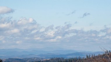 Mavi gökyüzü ile dağ manzarası