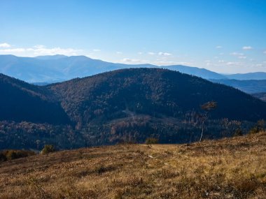 Bir dağ sırası olan sonbahar manzarası