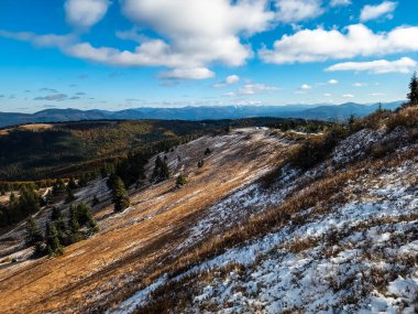 Karpatya dağlarında karlı bir dağ manzarası.
