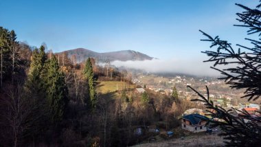 Karpat köyündeki güzel dağ manzarası