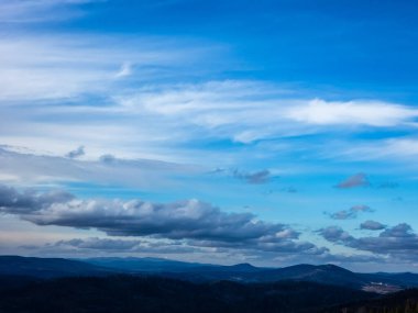 Dağları ve bulutları olan güzel bir manzara