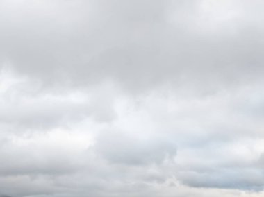 Mavi gökyüzündeki bulutlar