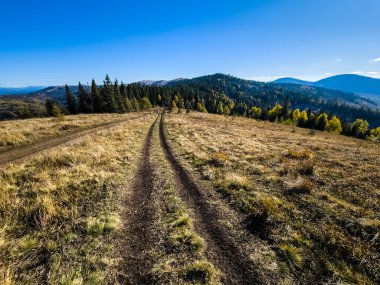 Dağlardaki Toprak Yol.