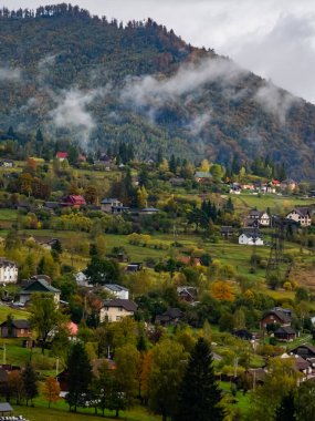 Dağlarda dağları olan güzel bir manzara.