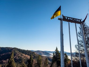 Ukrayna 'nın Alman bayrağı tepede.