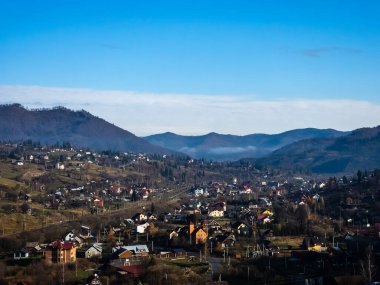 Karpatlar 'ın köyünün dağlarına bakın.