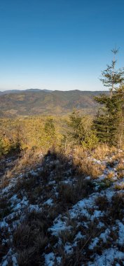 Dağlardaki kış manzarasına güzel bir manzara