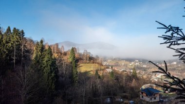 Dağlardaki bir köyde güzel bir sonbahar manzarası.
