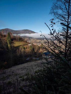 Sonbahar mevsiminde Karpatların köyü